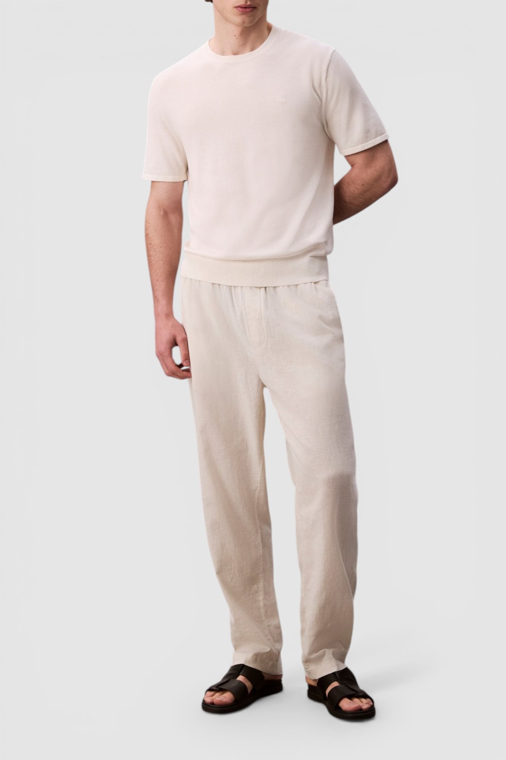 תמונת כל הלוק של חולצת טי בגזרה משוחררת